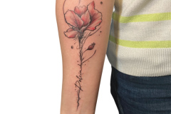 kolorowy-kwiat-tatuaz-na-damskim-reku-z-napisem-w-abstrakcyjny-stylu