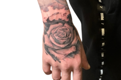 roza-na-dloni-tatuaz