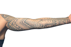 geometryczny-tatuaz-rekaw-w-stylu-polinezyjskim