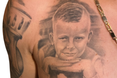 portret-dziecka-tatuaz-na-klatce-piersiowej