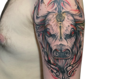 znak-zodiaku-byk-tatuaz-z-kolorem