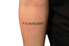 data-rzymska-tatuaz-na-przedramieniu