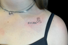 delikatny-tatuaz-data-z-motylem-wykonany-na-obojczyku