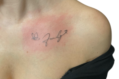 napis-pod-obojczykiem-tatuaz