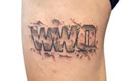 napis-na-nodze-w-stylu-graffiti-wwo