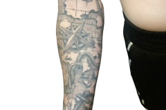 mapa-tatuaz-kotwica-kompas-w-realistycznym-stylu-na-przedramieniu