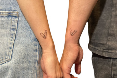 serce-nadgarstek-tatuaz-dla-par-maly-lineart