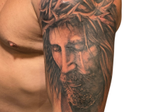 jezus-tatuaz-realistyczny-na-ramieniu