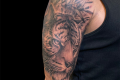 tatuaz-tygrysa-na-ramieniu-w-realistycznym-stylu