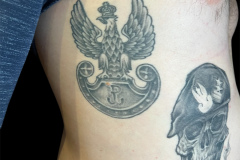 tatuaz-patriotyczny-na-zebrach-godlo-czaszka-z-wojskowym-beretem