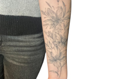 delikatny-tatuaz-kwiato-w-kobiecym-wydaniu-na-przedramieniu