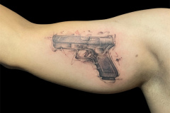 pistolet-w-stylu-sketch-wykonany-na-podstawie-orygninalnego-pistoletu-na-bicepsie