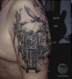 tatuaż męski na ramieniu legionowo
