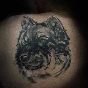 tatuaż na plecach pies