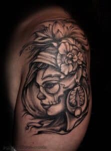 tatuaż na ramieniu kobieta