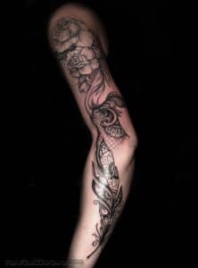 tatuaż na ręce czarno-biały
