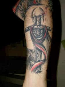 tatuaż miecz na ramieniu