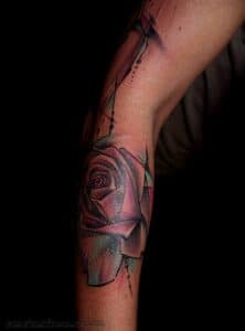 kolorowy tatuaż róża