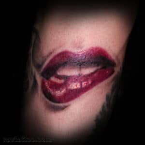 kolorowy tatuaż usta