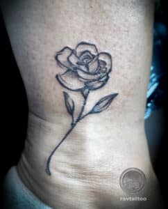 tatuaż damski kwiat tarchomin