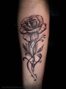tatuaż damski kwiat