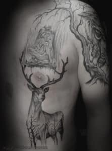 tatuaż na klatce piersiowej męski czarno-biały